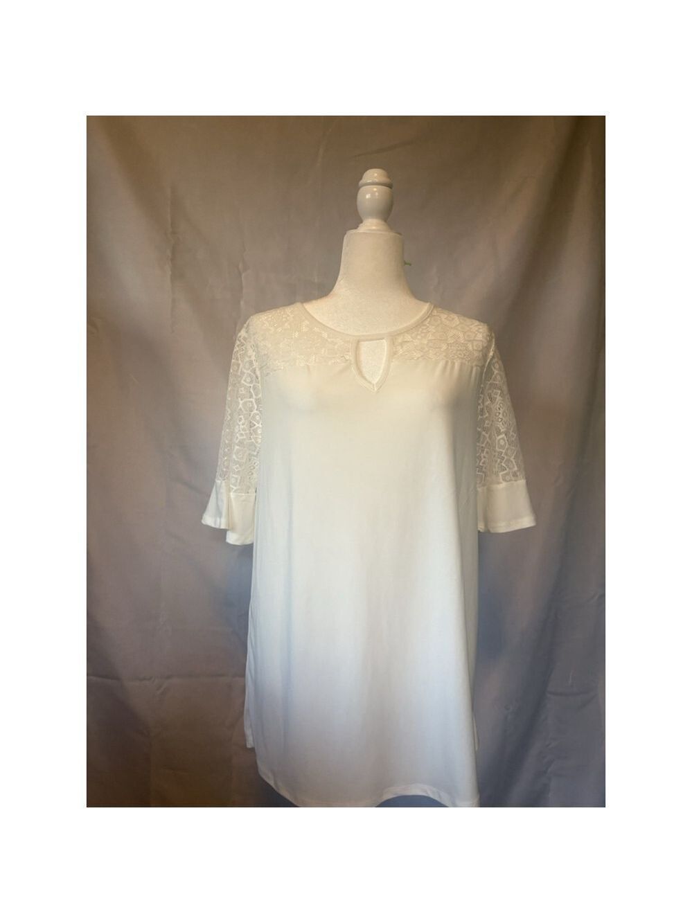 NWT New Directions Women's White Lace Yoke Top Keyhole Neck Short Sleeve Medium